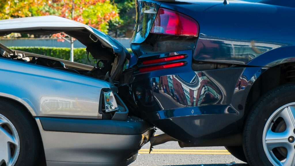 Krockskador på två bilar efter en påkörning – exempel på reparationsbehov
